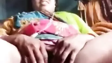 Amateur Desi MILF spreads legs to show XXX pussy in solo MMS video