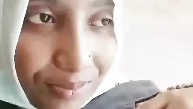 Guy makes his hijabi GF naked in a Pakistani sex video