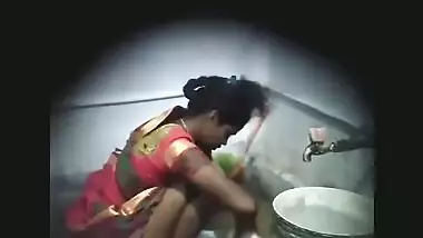 Xxx Sex Odha - Desi Village Bhabi Xxx Spy Cam Catches Aunty In Saree Pissing indian sex  tube