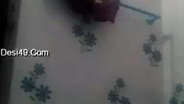 Super-hot Desi girl with natural boobies shows how she takes a shower