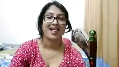 Nerdy Indian Beauty Performs Little Xxx Sex Show In Front Of Webcam indian  sex tube