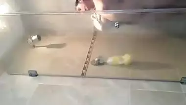 Solo XXX video of adorable Desi girl relaxing fully naked in shower