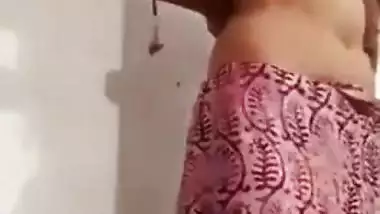 Pleasant Desi girl takes off pink dress in her first porn video