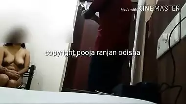 Slutty Desi girl asks delivery guy to take nude XXX pics of hers